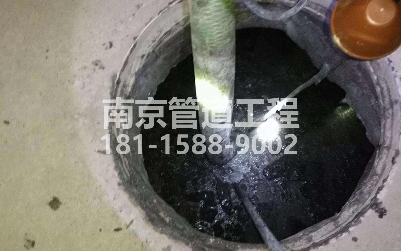 216幕府山庄清理化粪池