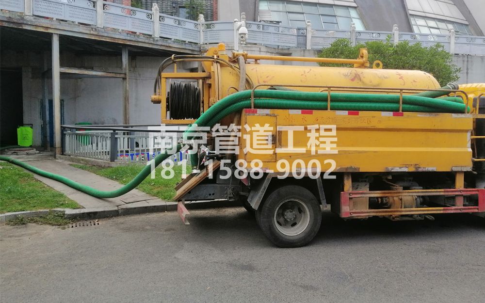 幕府山庄商场隔油池吸污