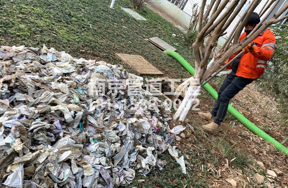 315幕府山庄化粪池垃圾清理